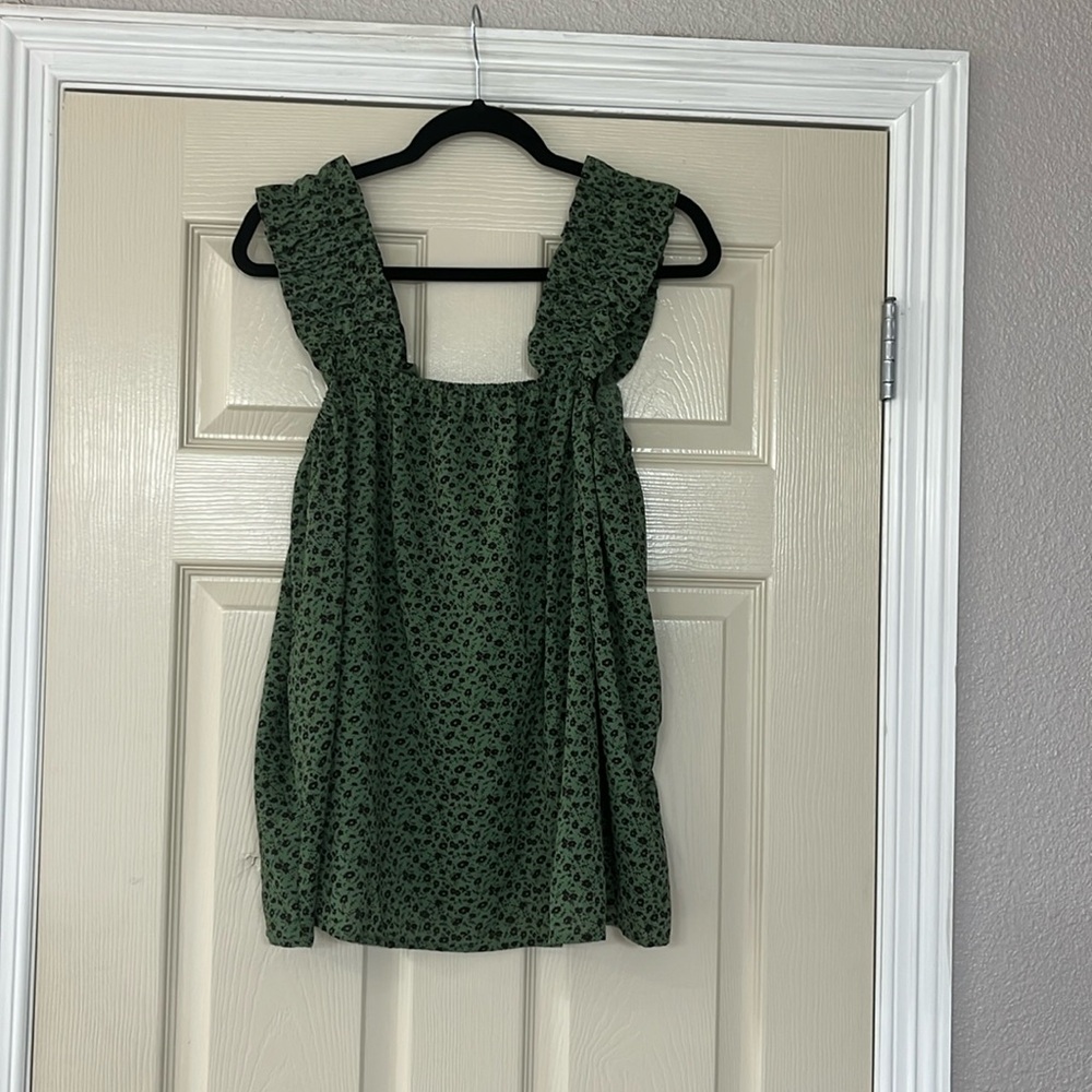 Pretty Garden Size Large Dark Green with little Black flowers